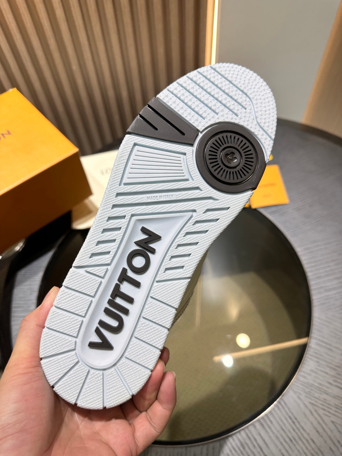 LV Trainer Chumbo cinza