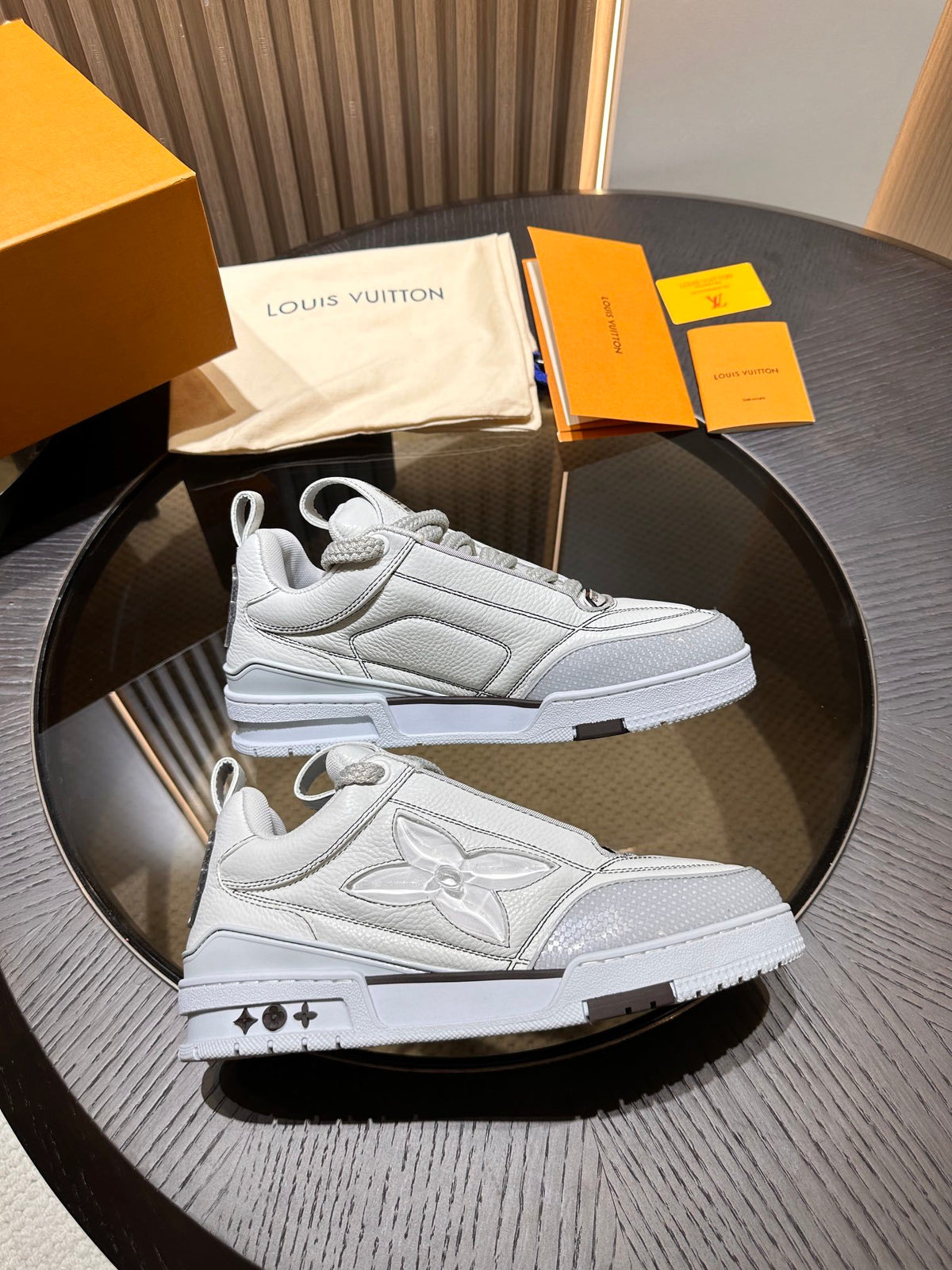 LV Trainer Chumbo cinza
